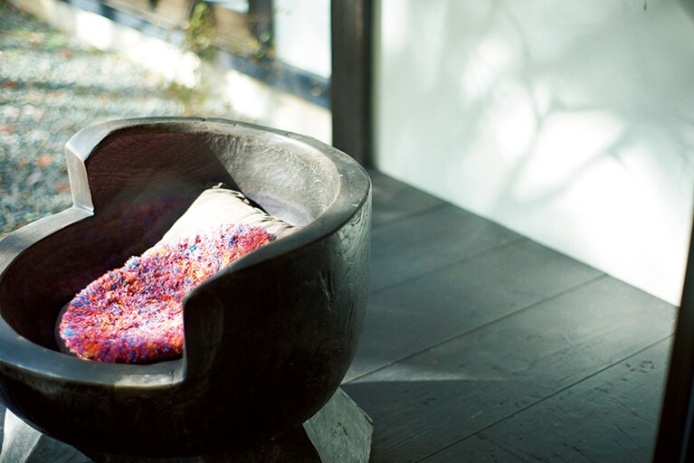 【いろりの宿 かつら木の郷】夏は外のテラスも気持ちいい。Photo: Masahiro Sanbe