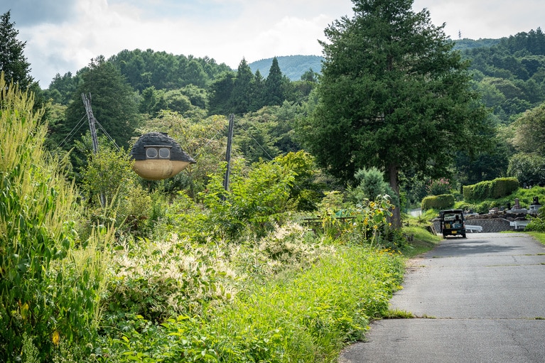 のどかな風景の中に突如現れる「空飛ぶ泥舟」。
