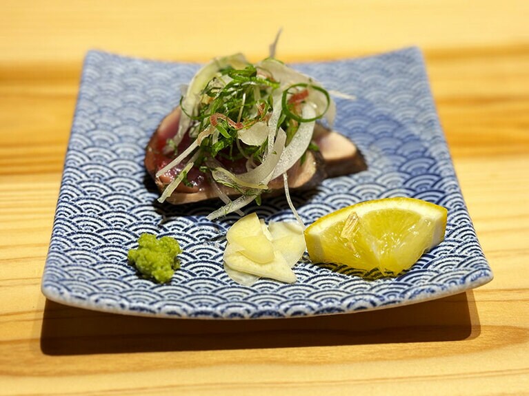 カツオのたたきには、たっぷりの薬味をのせて。高知の人は薬味好きでもある。