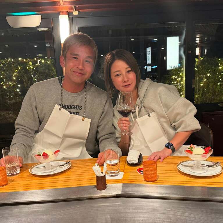 結婚記念日に撮影した夫・稲本潤一さんとのツーショット（稲本潤一さんのInstagramより）