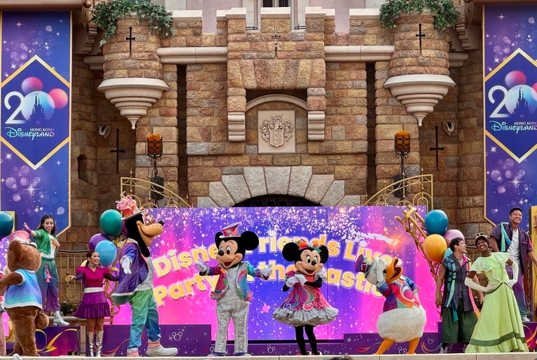 1日3回、シンボルのキャッスル前で繰り広げられる。