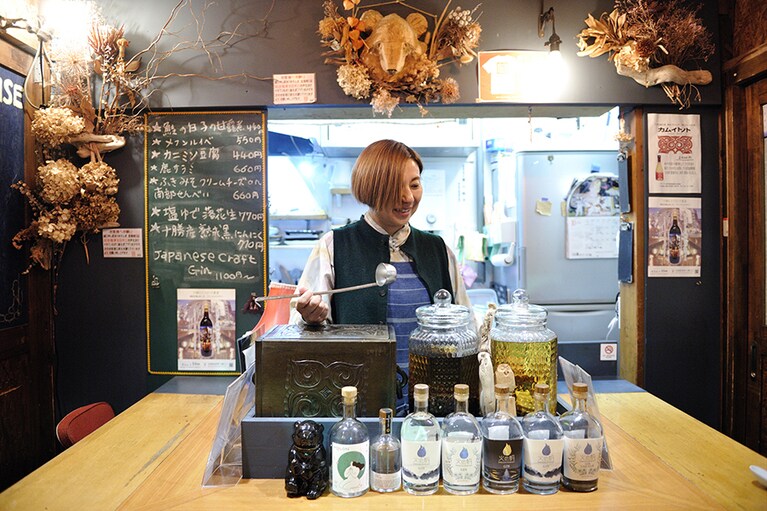 今年で北の屋台3期目となる「ポンチセ」（アイヌ語で「小さい家」）。店主の豊川純子さんが小さいころから食べて育ったアイヌ家庭料理や、アイヌ文化の薫りをまとった創作料理を味わえます。