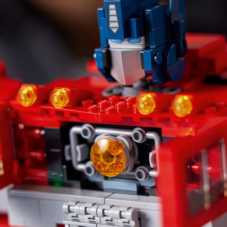 レゴ🄬 オプティマスプライム サイズ(完成時) ロボットモード(左) 高さ：約35cmビークルモード(右)高さ：約15㎝、縦：約10.5cm、幅：約12cm 19,980円。©2022 The LEGO Group.