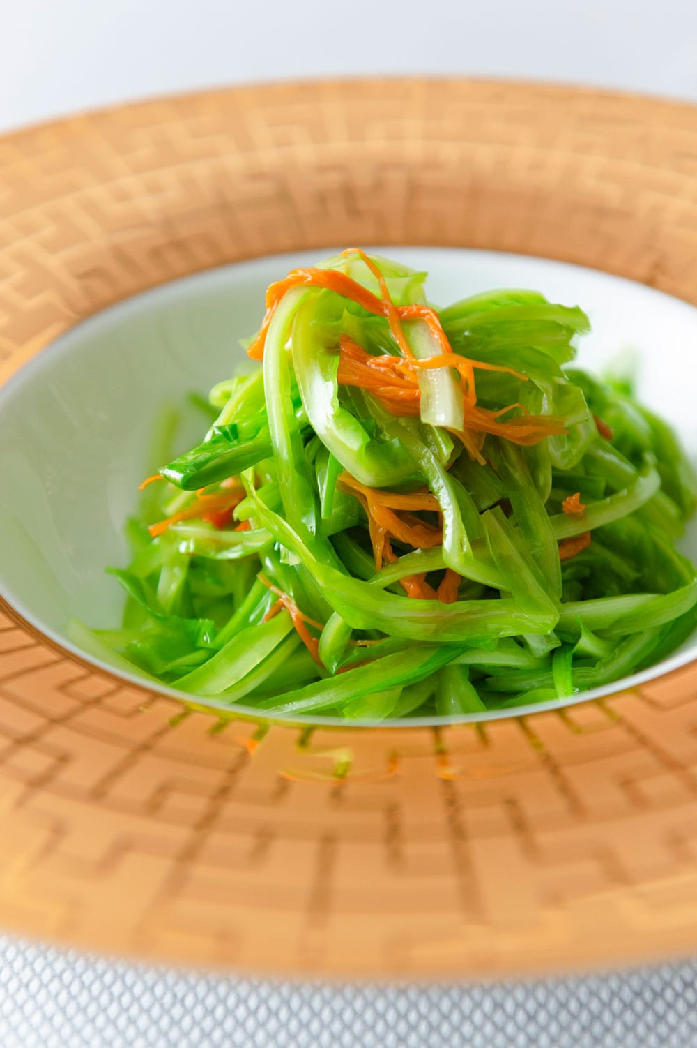 チンゲンサイやネギのような香りの台湾野菜、青龍菜の炒め 2,680円。