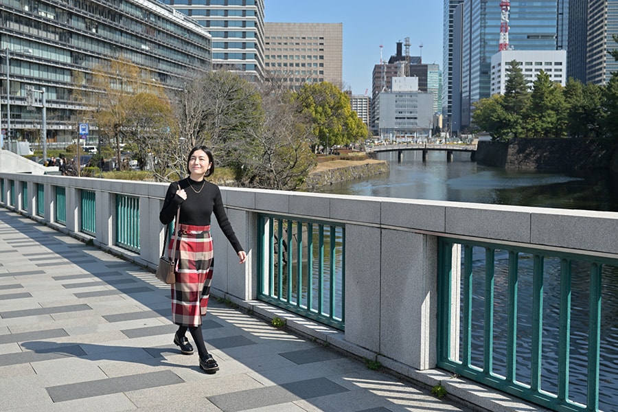 東京国立近代美術館へと向かう道すがら、竹橋での散策を楽しむ一色さゆりさん。