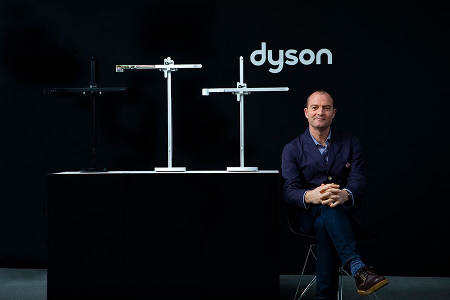 「Dyson Lightcycle™タスクライト」の開発を手がけたジェイク ダイソン氏。