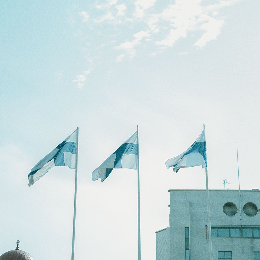 フィンランドの国旗を捉えた1枚。こちらも写真集未公開カットより。©Jun Imajo