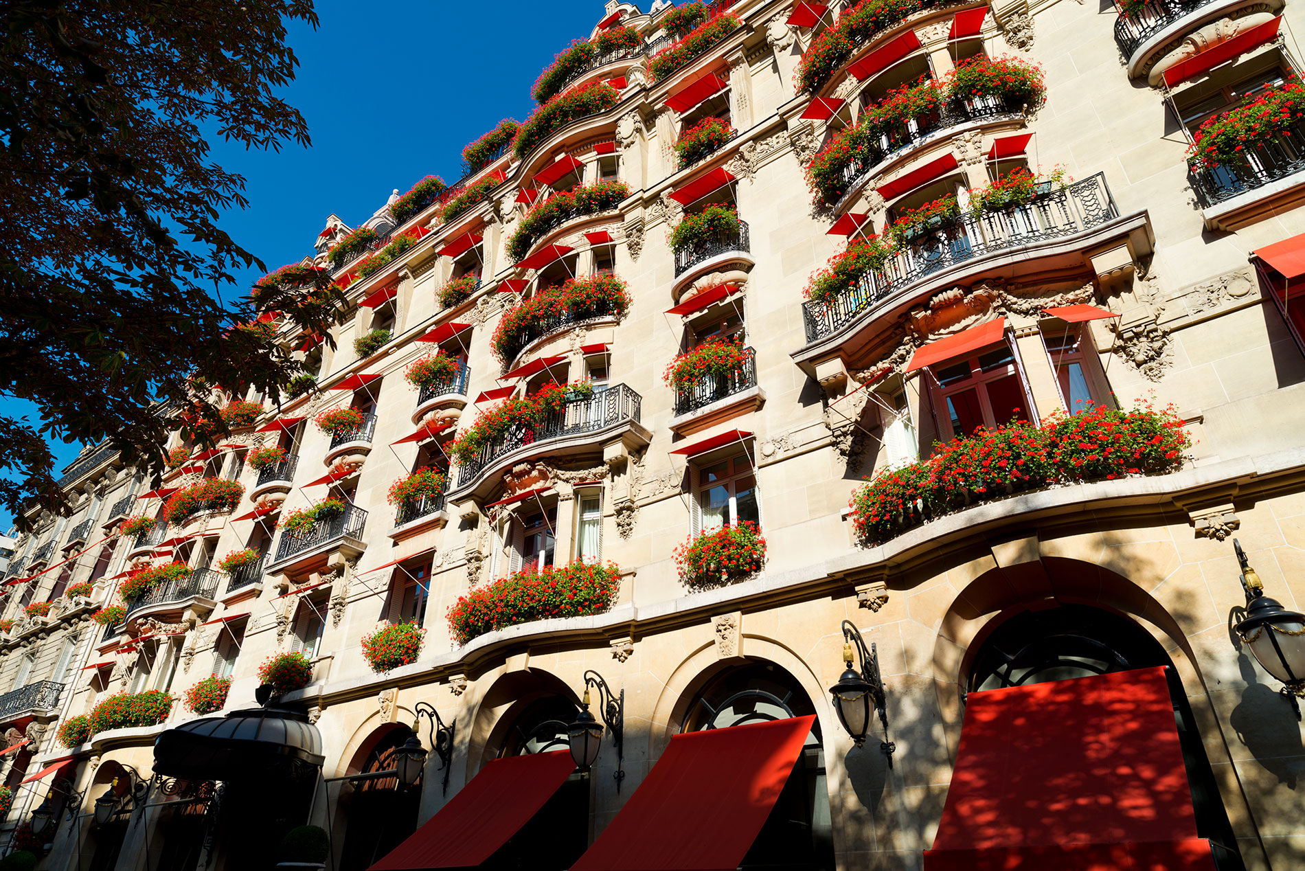 赤い庇がロマンティックな建物はアール・ヌーヴォー建築。