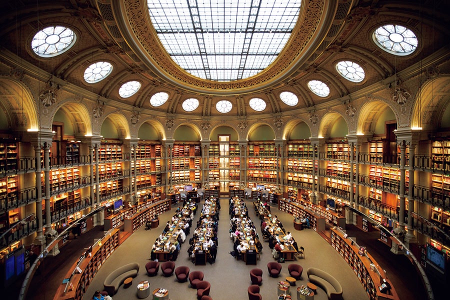 フランス国立図書館 リシュリュー館の「オーバルルーム」。そのスケールと美しさに圧倒される。
