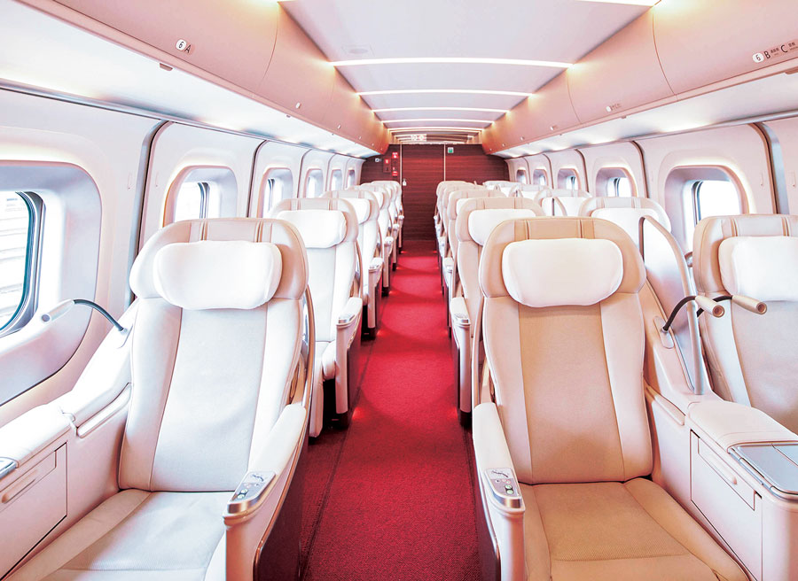 広いシートピッチと贅沢な3列座席配置により、ゆとりある快適な座り心地を実現。
