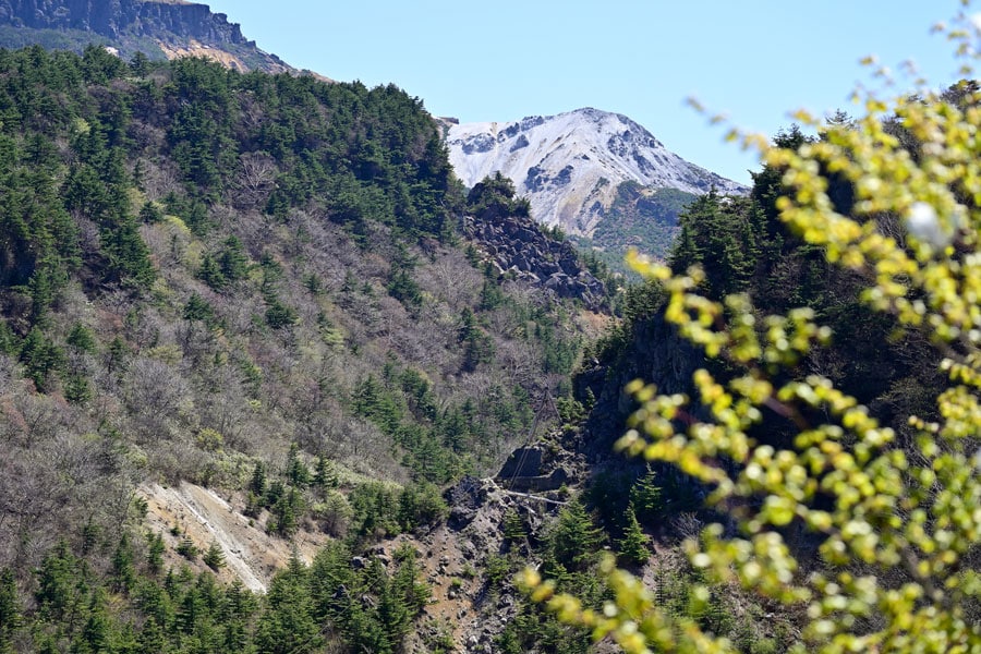 新緑と残雪のコントラストがかっこいい磐梯山の眺め。