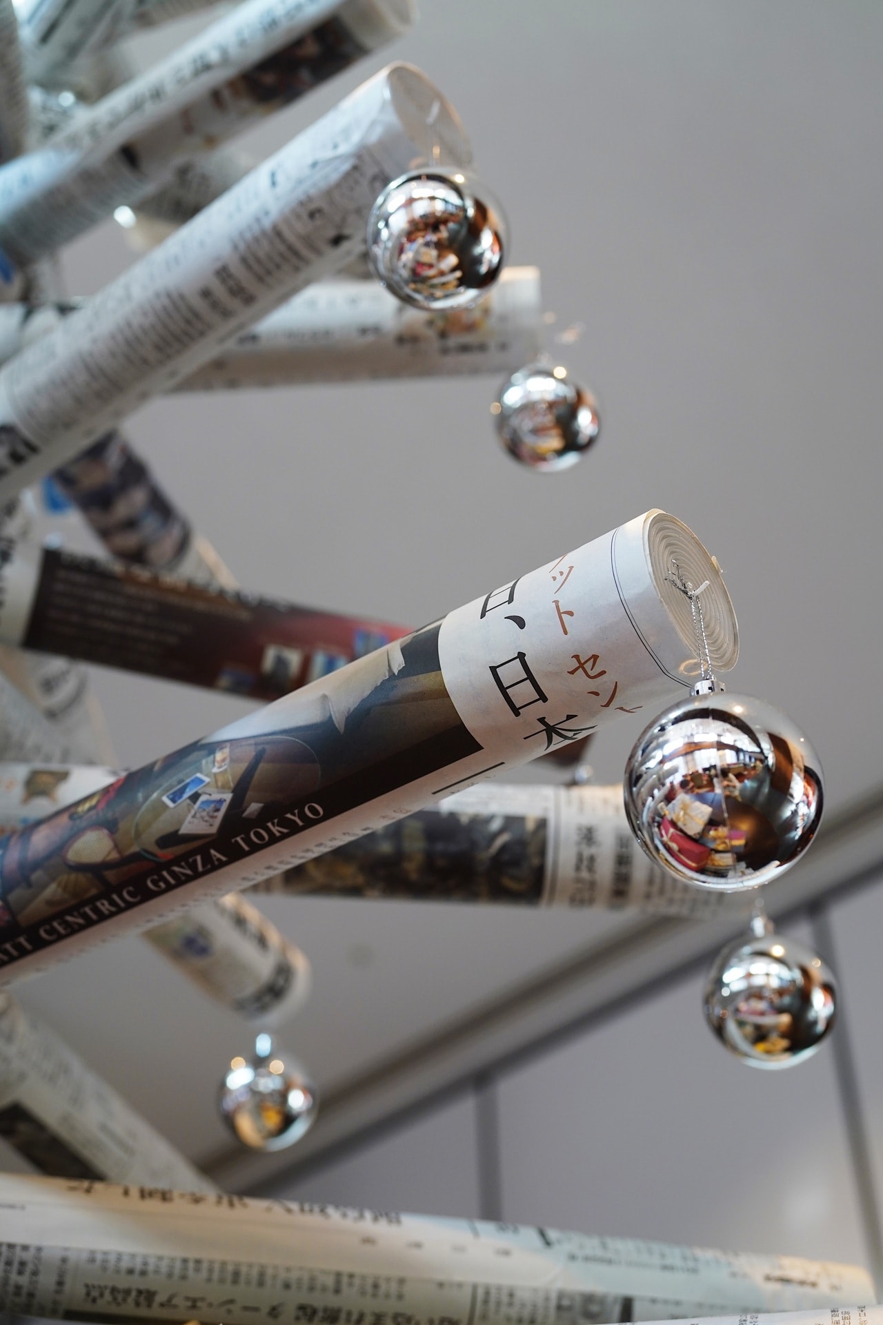 新聞紙が使われている。