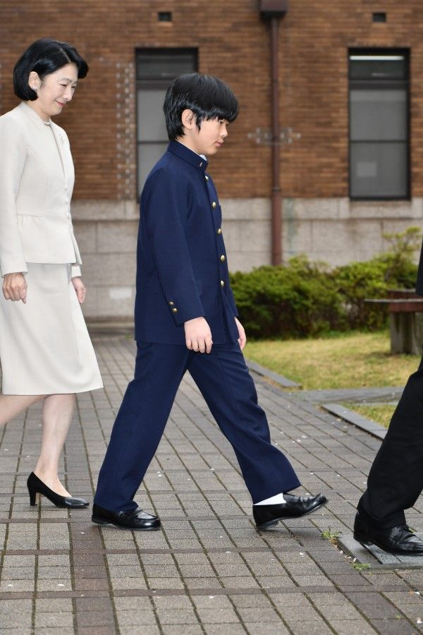 お茶の水女子大附属中学校の入学式に臨まれる紀子さまと悠仁さま　©JMPA