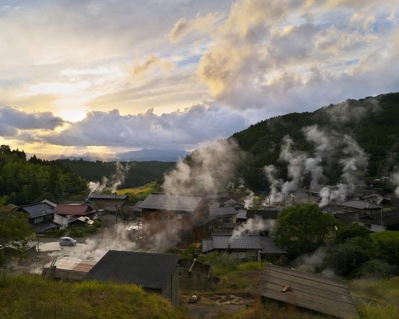 湯煙が立ちのぼる、わいた温泉郷。