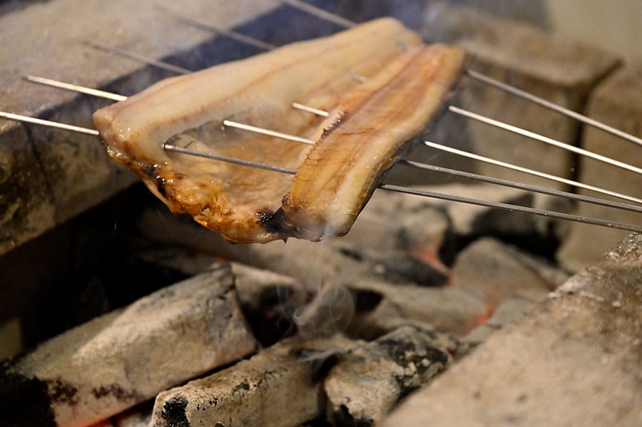 焼き物は炭火焼き。大衆魚扱いされるホッケも神経締めなど丁寧な仕事を施されると格別の味わいに。