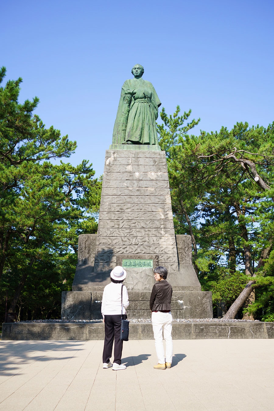 龍馬の誕生日であり命日の11月15日を挟んだ約2カ月間は展望台が設置され、龍馬像と同じ目線で、太平洋を眺めることができる。