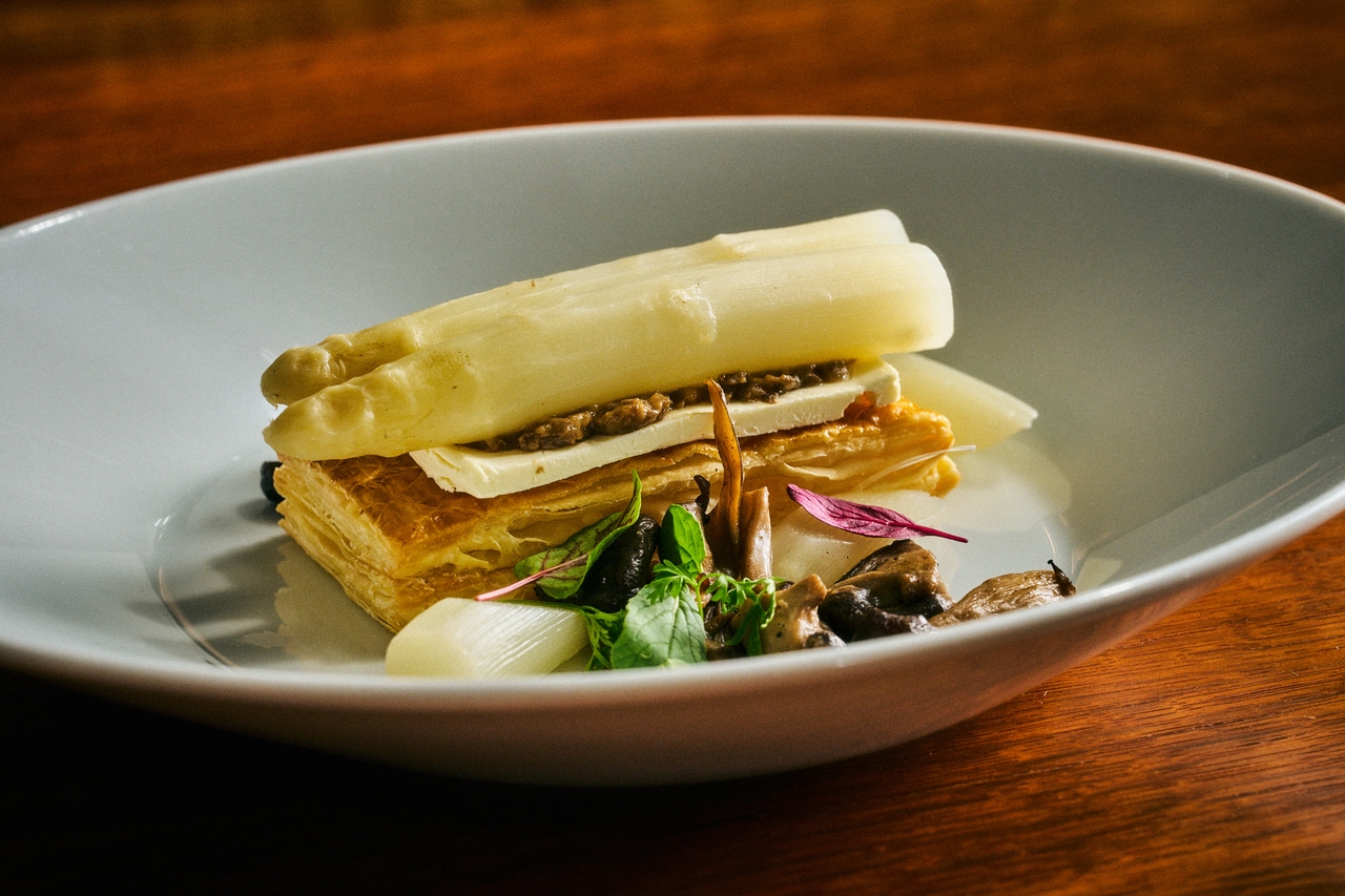 繊細な盛り付けが春の訪れを感じさせるホワイトアスパラガスのタルト仕立て。