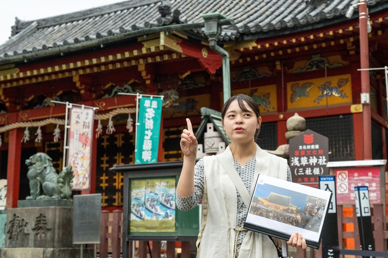 浅草神社。OMOレンジャーが要所要所でガイドしてくれる。