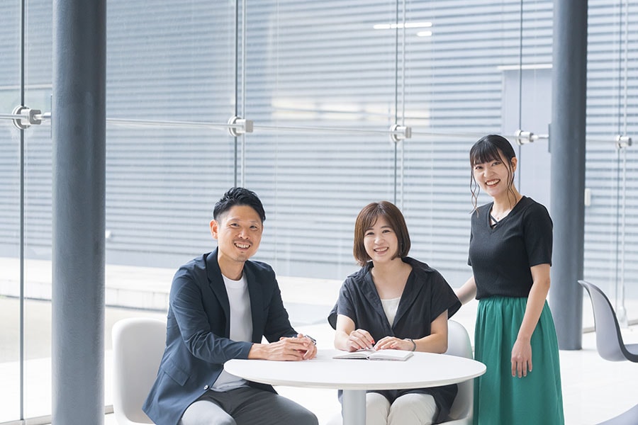 EV向け技術開発チームでマネージャーとして活躍する沖本友子さん（中央）と、メンバーの堀川和哉さん（左）、高須悠さん（右）。