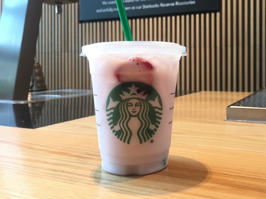 Strawberry Açai Refreshers with coconutmilk(ストロベリーアサイーリフレッシャーwithココナッツミルク)通称Pink Drink(ピンクドリンク)