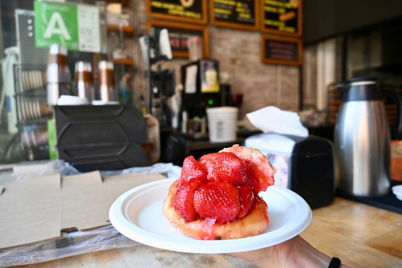 カルト的人気を誇る「The Donut Man」のドーナツ。FRESH STRAWBERRY 7.5ドル。