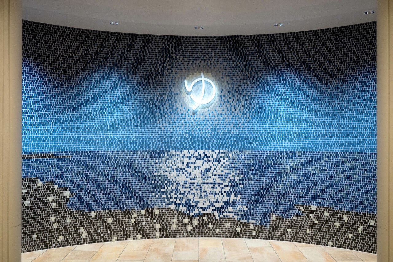 銭湯を思わせるエントランス。ムーンロードを描いたタイル絵が美しい。