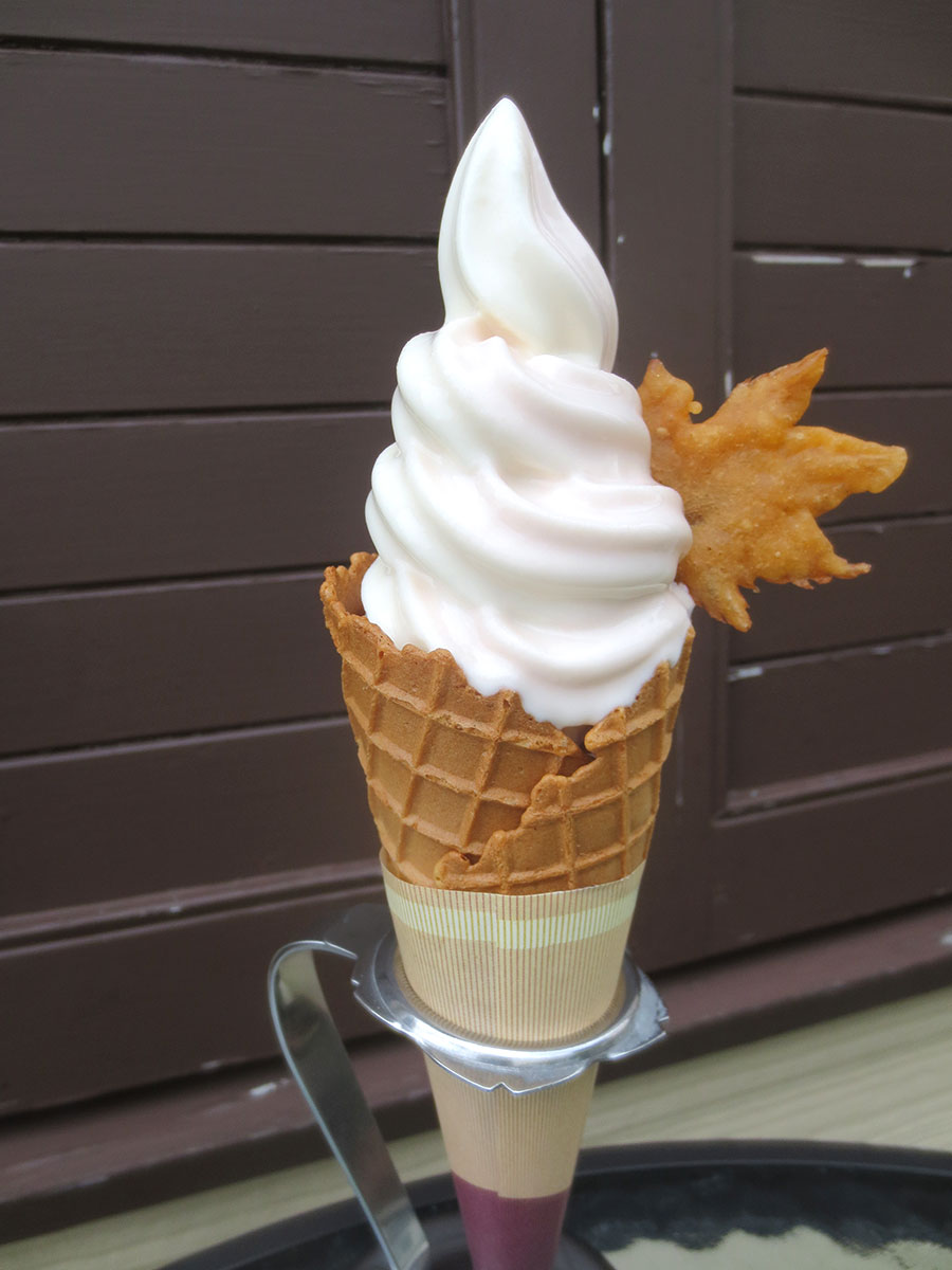 「Cobeni」で味わえる「もみじソフトクリーム」400円。もみじの天ぷらを添えて。銀座の老舗「パウリスタ」のブレンドコーヒー300円がイートインやテイクアウトで飲める。