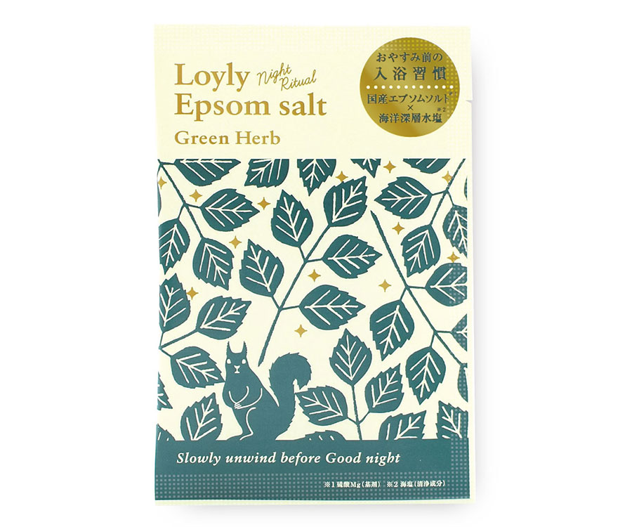 フィンランドの森に自生する、みずみずしいハーブの香り。国産のエプソムソルトと海洋深層水塩を配合。ふたつのミネラル成分が肌を清浄にし、潤いを与える。フェンネル（ウイキョウ果実エキス）、ユーカリ葉油、ローズマリー油、オーガニックホホバ種子油と、4種のボタニカル成分も配合。ロウリュ®　ナイトリチュアル　エプソムソルト グリーンハーブ 50g 308円／チャーリー