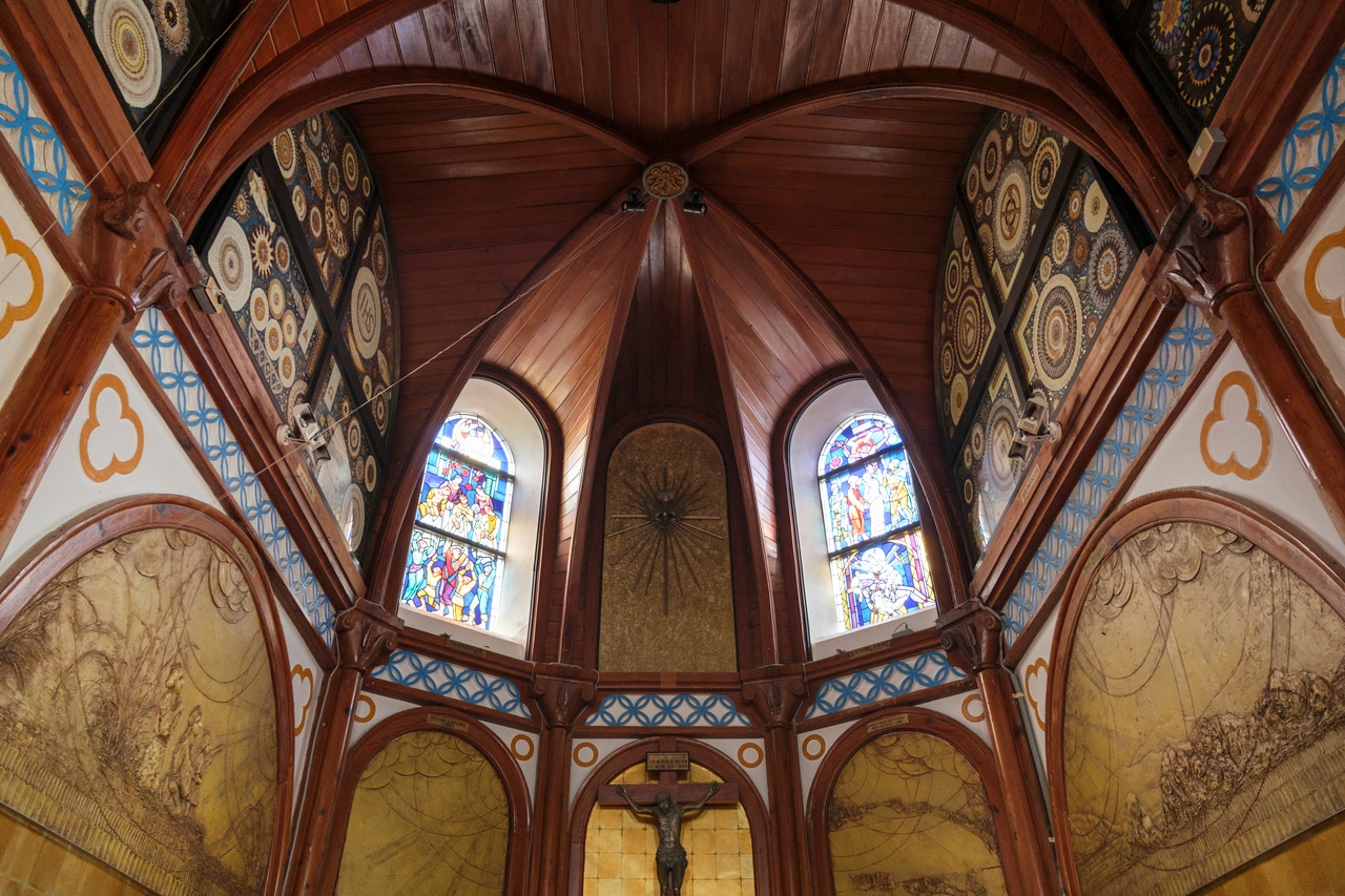 ステンドグラスが印象的な生月島の教会。