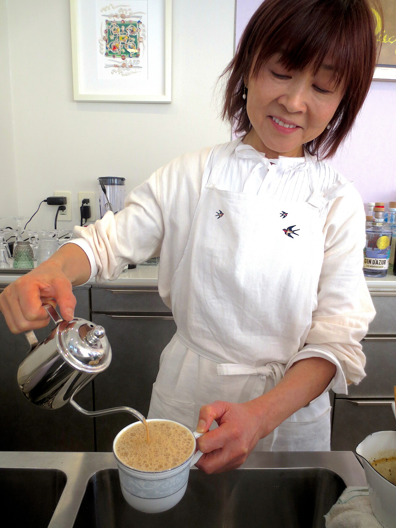 高い位置から注ぎ入れて、さらに香りを出す。