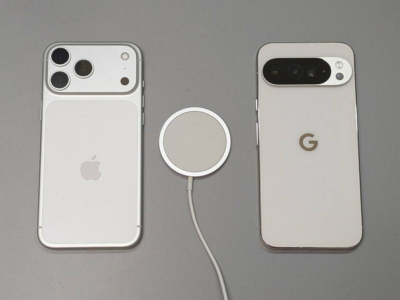 Google Pixel 10シリーズではiPhone用のMagSafe充電器（中央）がそのまま使えます