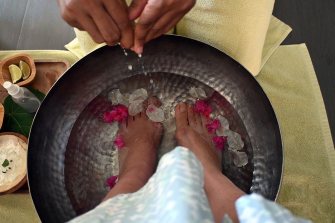 フットリチュアルから施術が始まります。