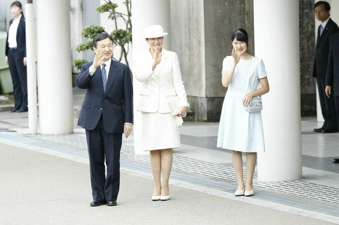 3ページ目)雅子さまと母娘お揃いヘアスタイルの ウラで…愛子さまがグリーンの フリルシャツワンピを選ばれたワケ