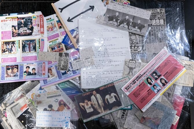 児島さんのコレクションの一部。お笑い関連の記事の切り抜きからライブのチラシまできれいに保管している ©文藝春秋