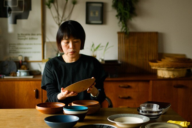 濃いオリーブ色の平皿で“料理上手な人の食卓”に」料理が映えるうつわの