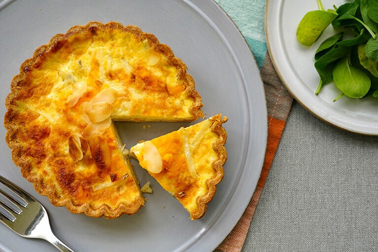 成城石井自家製 ミモレットとエメンタールとモッツァレラのキッシュ 755円(税込)。