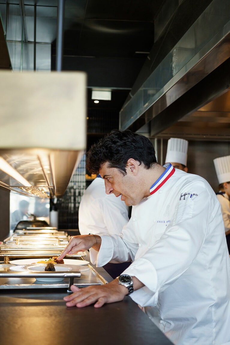 オープンキッチンに立つヤニック・フランク氏。