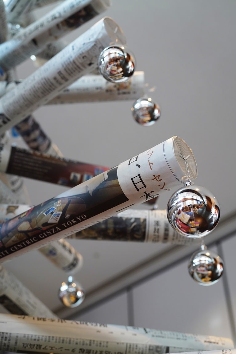 新聞紙が使われている。