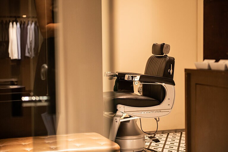 椅子から小物に至るまで、レトロな雰囲気で統一されているダンヒル バーバー。