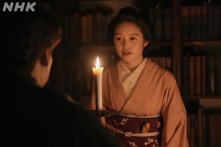 ヘブンに怪談を聞かせるトキ。　「ばけばけ」公式Xより