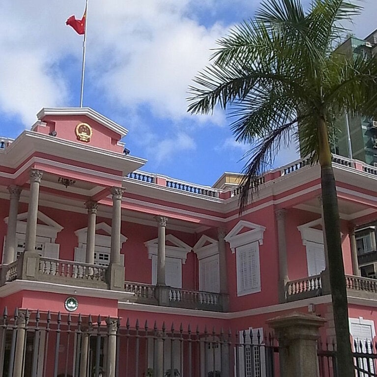 ヤシの木が茂る政府機関、「特別行政区政府總部」。