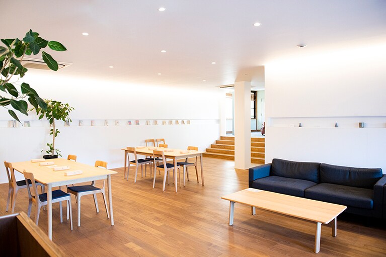 ロビーには品質に定評のあるマルニ木工のソファやテーブルを配置。