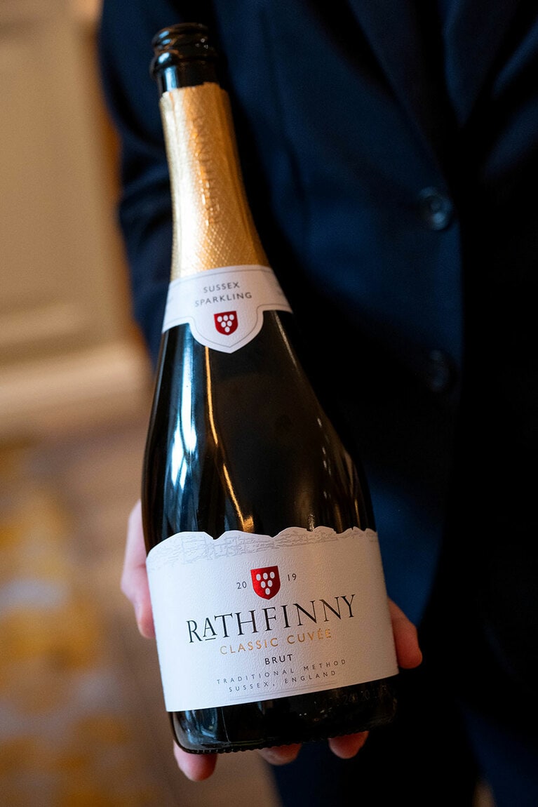 イースト・サセックスのワイナリー ラスフィニ―・エステートが届ける“ラスフィニ― 2019 クラシック キュヴェ”グラス 19ポンド。柑橘類のアロマと奥深い味わいが繊細なカナッペの味を引き立てる。