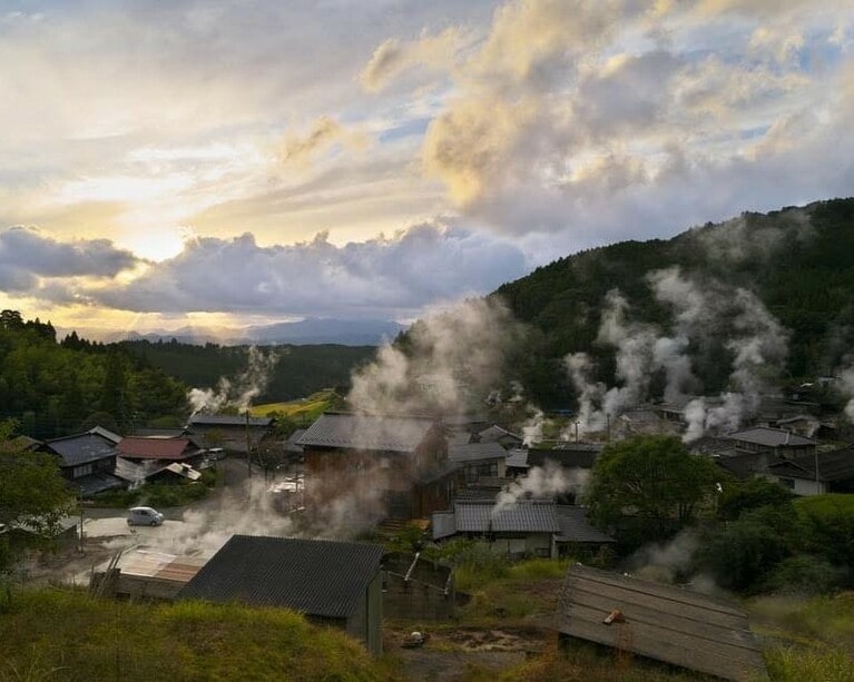 湯煙が立ちのぼる、わいた温泉郷。