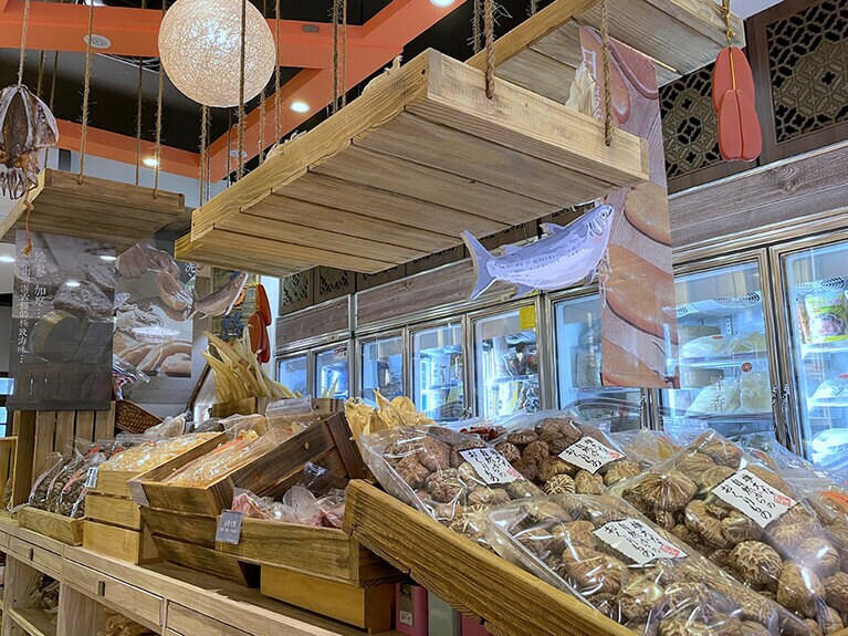 漁船をモチーフにしたという「李日勝」の店内。