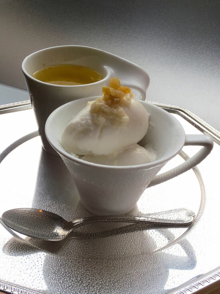 「甘酒のシャーベット(冷菓)に暖かい水尾のゆず湯を共に」780円。ゆず湯で口の中をリセットして、生姜が効いた甘酒の風味を堪能。