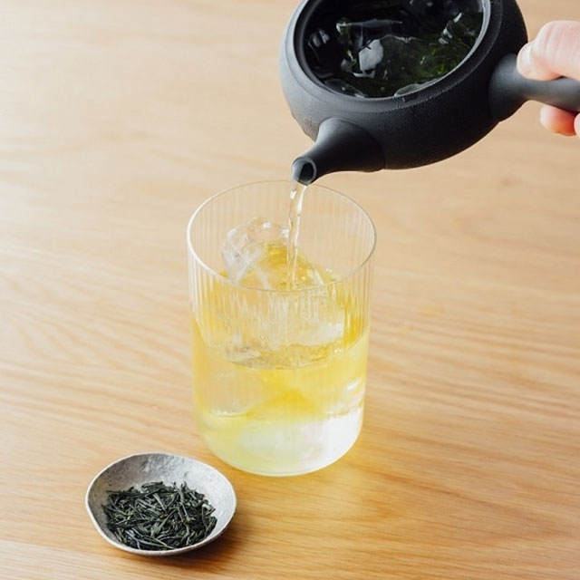 「松徳硝子 多用途グラス 千本」2,420円／AKOMEYA TOKYO