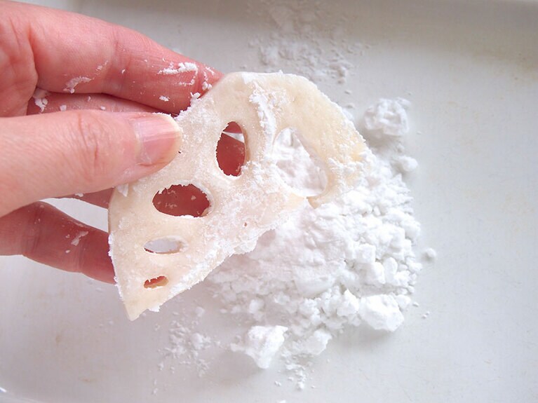 レンコンをボウルから取り出して水気を拭いたら、片栗粉を片面にまぶす。