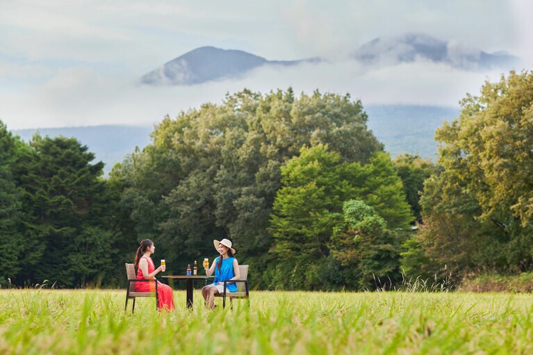 敷地内の田んぼや畑など、さまざまな場所にビアスポットを設置。ご当地クラフトビールやそれにあわせるカプレーゼといった那須の恵みを、自然と接しながら楽しむことができる。