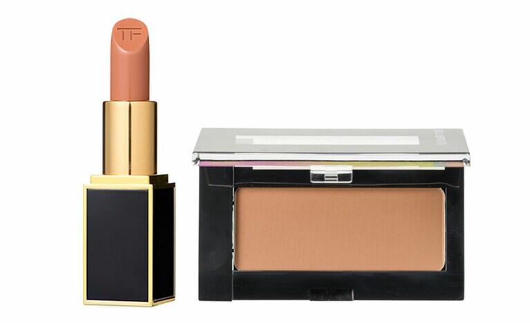 左：にごりのないフレッシュなカラーとなめらかマットな仕上がりでリュクス感のある唇に。リップ カラー マット 03A 6,000円／トム フォード ビューティ 右：肌に溶け込むようになじむ、赤みのあるマットなイエローブラウン。フェイス カラー M862 3,700円(セット価格)／シュウ ウエムラ